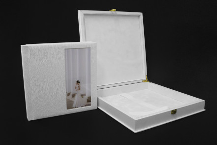 Фотокнига премиум из экокожи с персонализацией